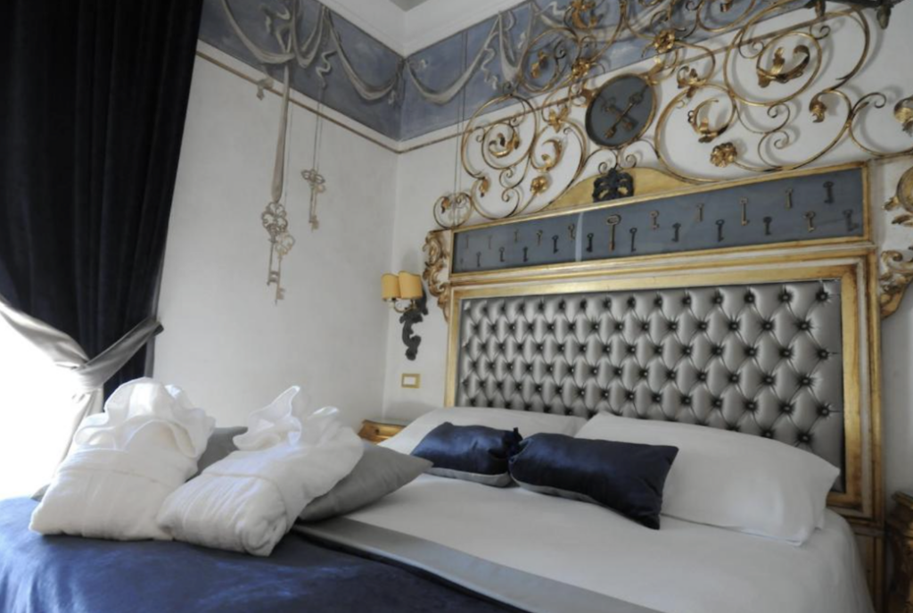 Dobbeltseng med morgenkåper på senga på hotellrom i Roma
