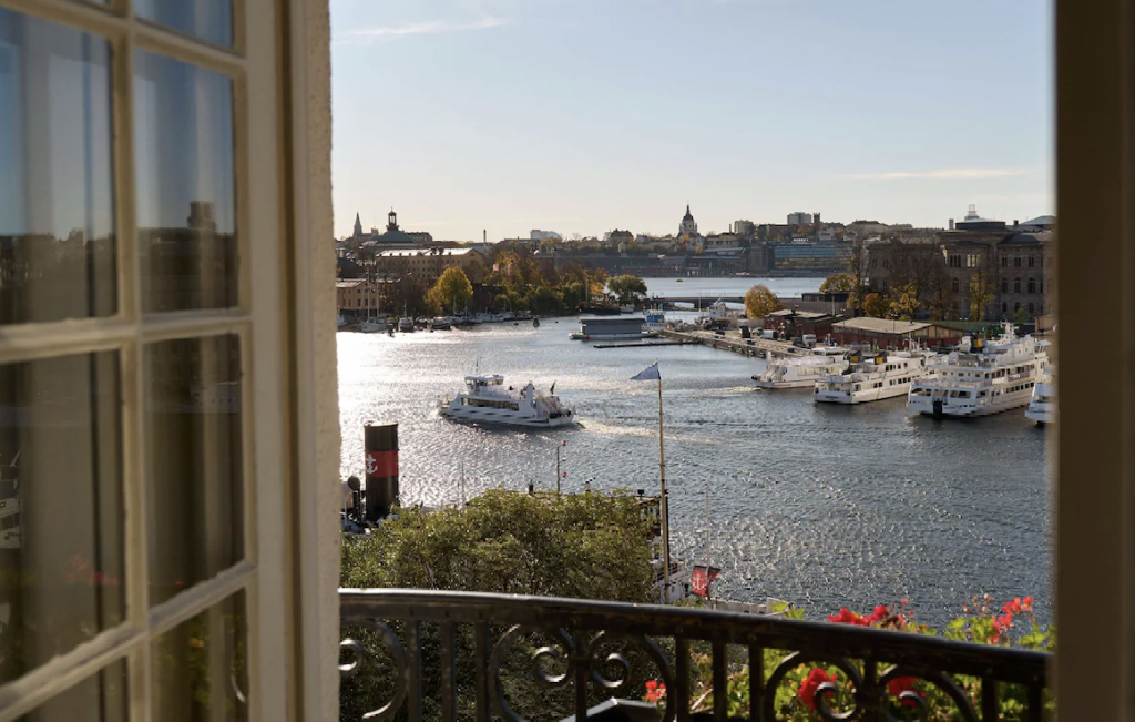 Utsikt ut over havet fra hotellrom i Stockholm.