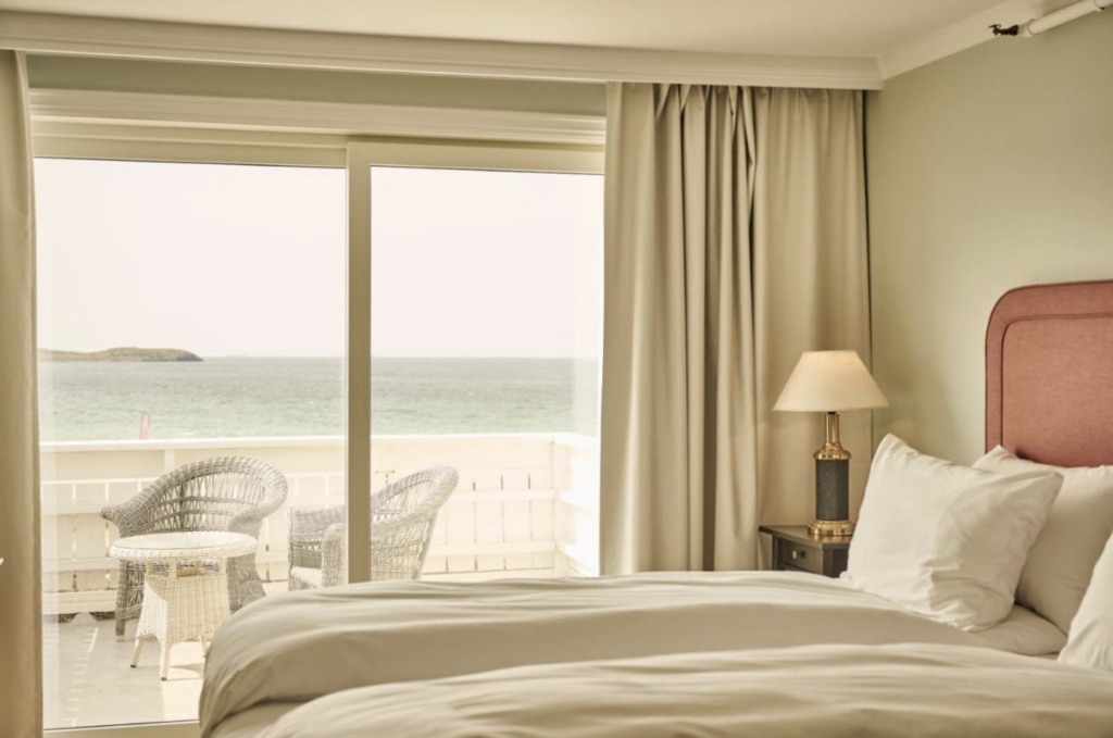 lyst hotellrom med utsikt mot havet på Sola Strand hotel