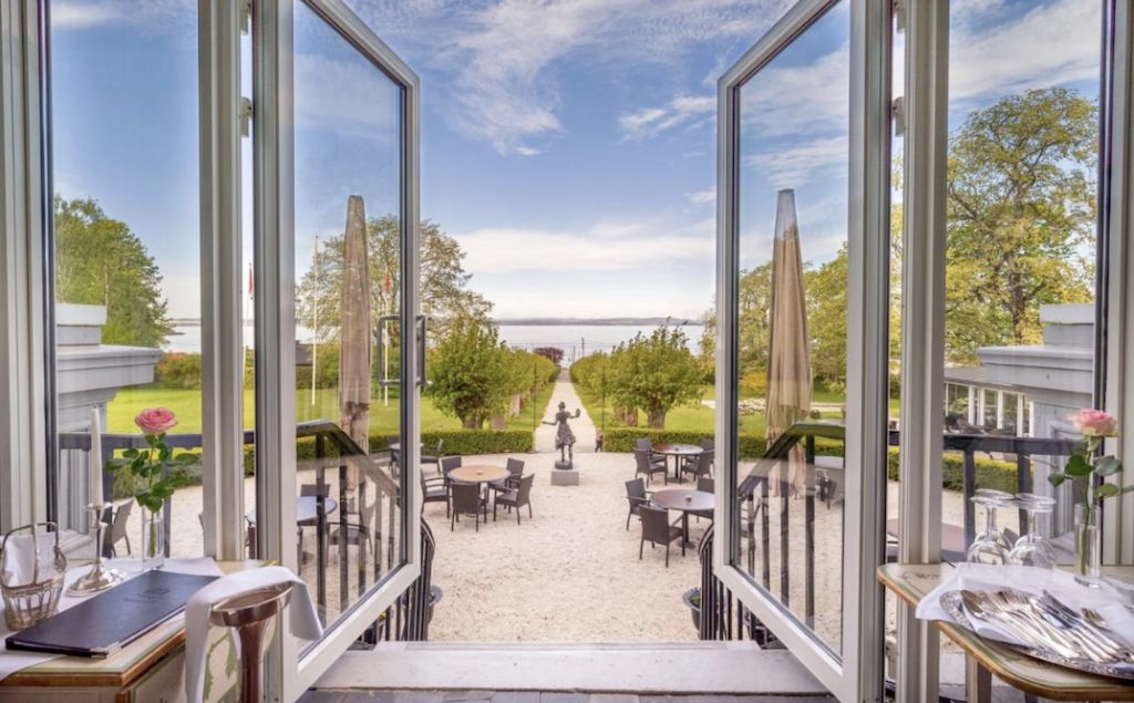 Utsikt fra restaurant og balkong mot Oslofjorden på Hotel Refsnes Gods.