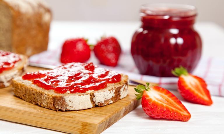 Jordbær smaker ekstra godt på en nystekt skive med brød.