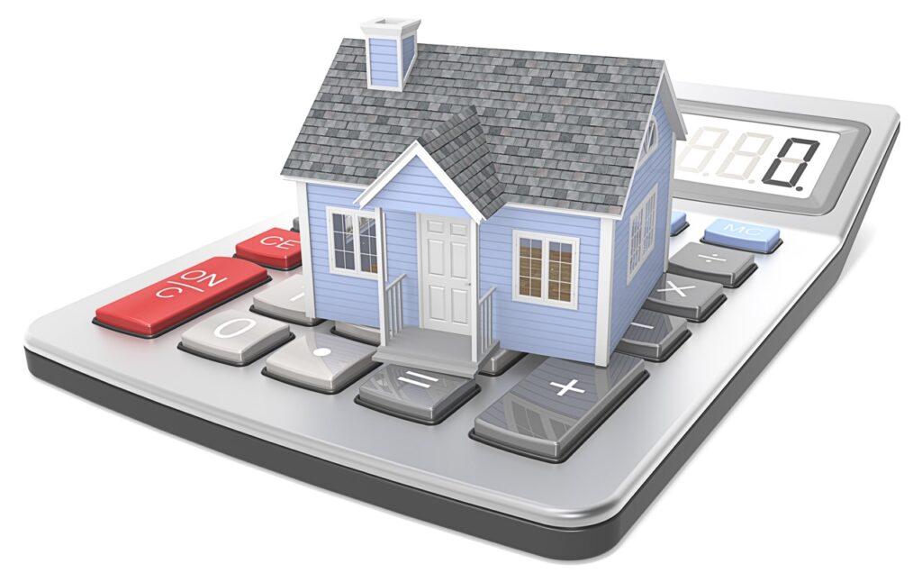Bilde av hus på kalkulator. Prisene på renter på boliglån stiger, vi vise deg hva du kan gjøre for å sikre best pris!