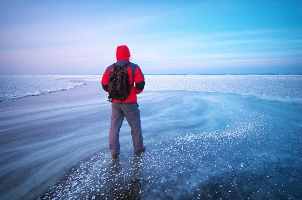 Mann går alene i isødet