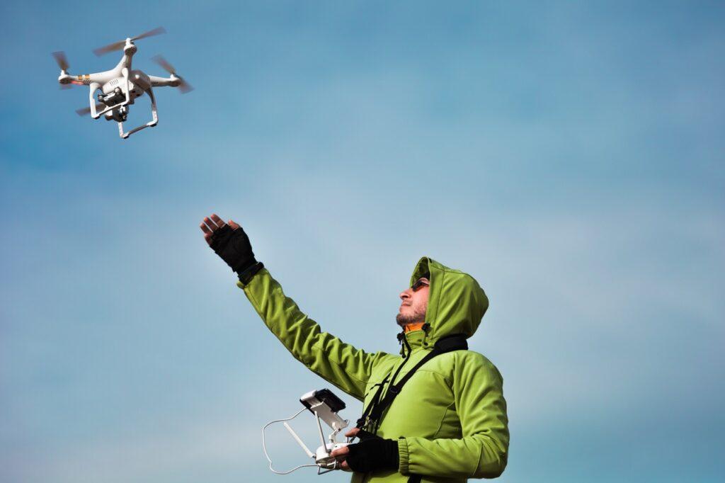En dronepilot flyr en DJI Phantom-drone.