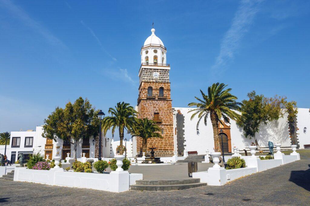 Bilde av bysentrum med hvite hus og kirketårn i byen Teguise - tidligere hovedstad på Lanzarote