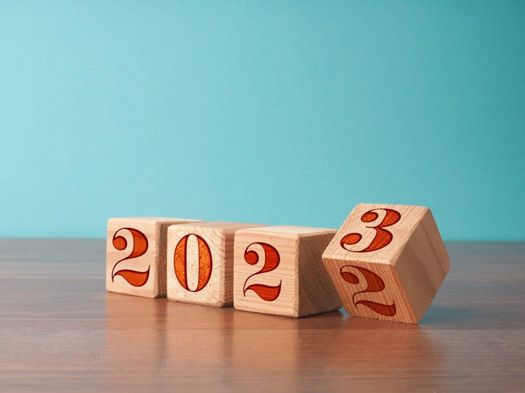 Fridager og helligdager. Byggeklosser som illustrerer overgangen fra 2022 til 2023.