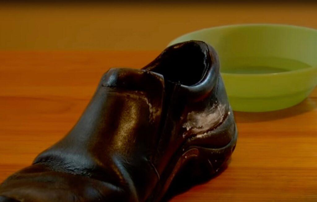 Bilde av skinnsko med salflekk, vi viser deg hvordan du kan fjerne saltflekker fra sko