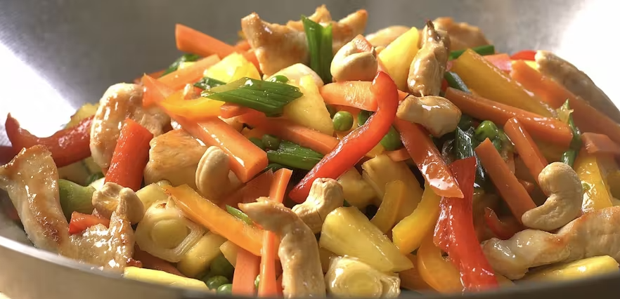 Bilde av en sursøt kyllingwok fylt med sesongens friske grønnsaker og kylling. Perfekt middagstips som hele familien vill elske