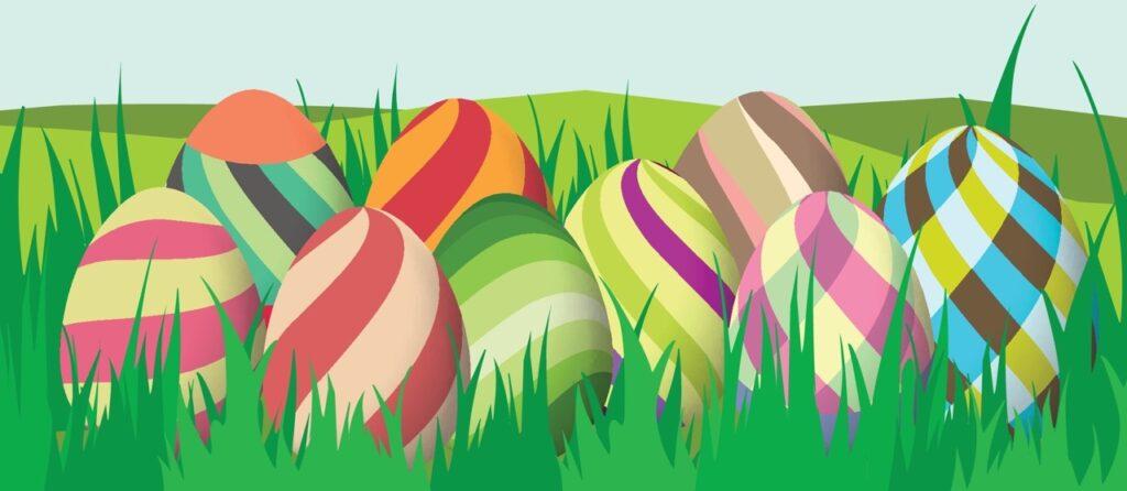 Tegning av ni påskegg med forskjellige farger og mønster som ligger i grønt gress. Her finne du åpningstidene i påsken.