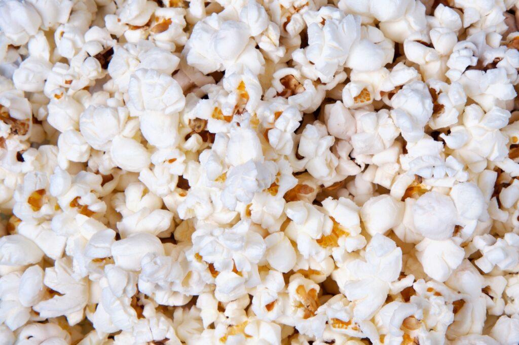 De fleste var at popcorn er en sunn snacks, for snacks å være. Men for de fleste er det kanskje en overraskelse at det av forskere og eksperter blir stilt spørsmål ved om de er sunnere enn grønnsaker, frukt og havregryn? Vi svarer også på hvor mange kalorier det er i popcorn.