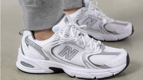 Bilde av hvite new balance sneakers til herre. Skoene er kjent for sitt kule 90 talls utrykk.