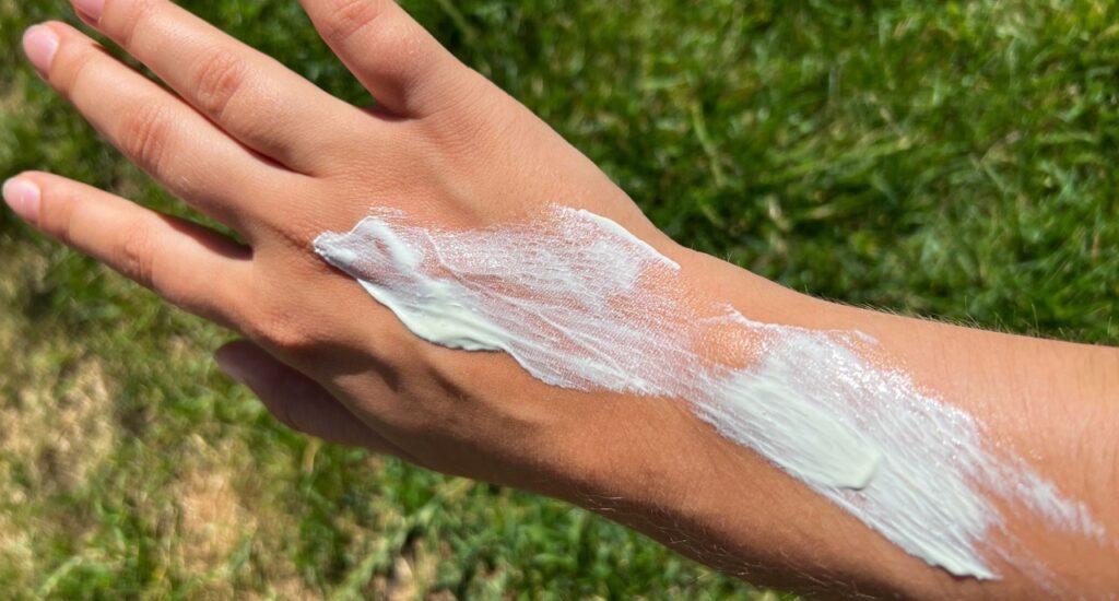 Nærbilde av en arm med hvit solkrem på. Vi har samlet solkremene som er kåret til best i test av Forbrukerrådet. På toppen finner du blant annet merker som Derma, Dermica og Änglamark. På bunnen finner du solkremer fra Piz Buin, Vichy og La Roche-Posay.