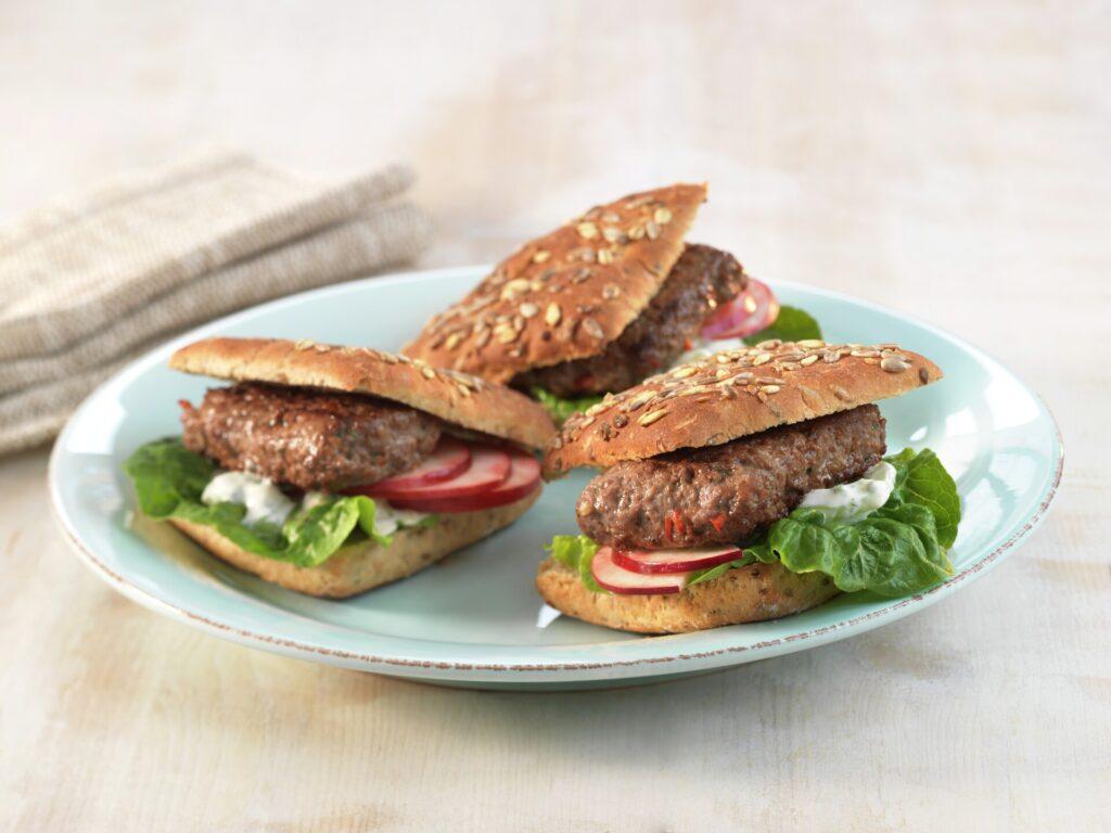Middag med kjøttdeig: En tallerken med tre burgere.