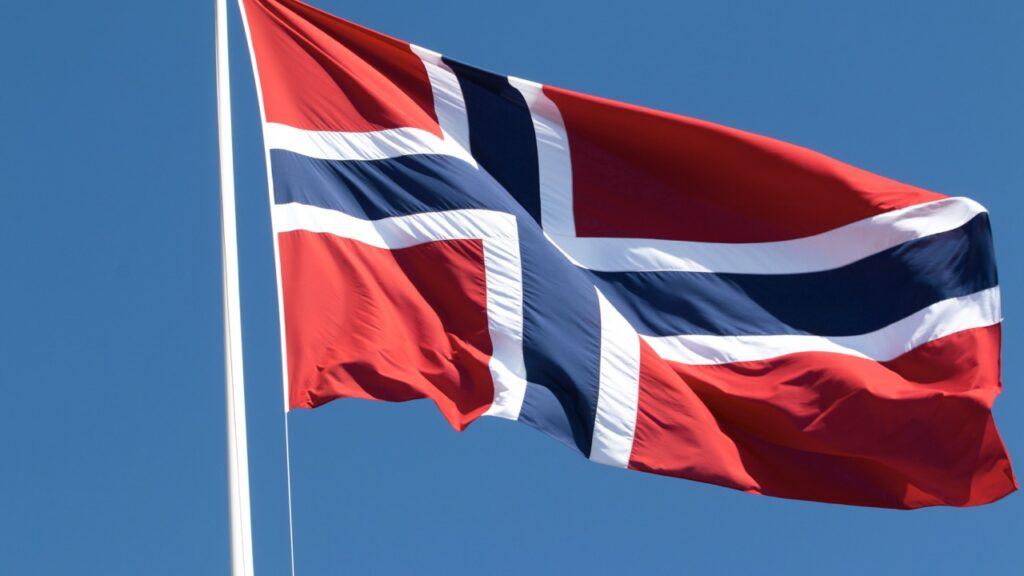 Flaggdager 2023: Norsk flagg som vaier i vinden.