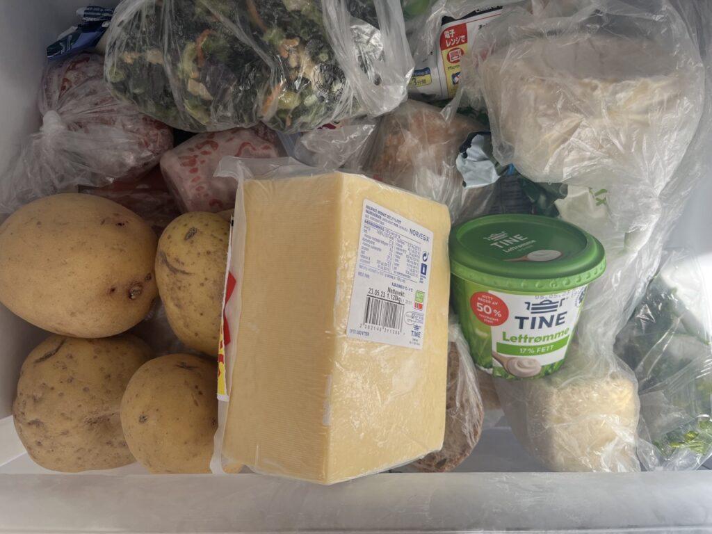Bilde av en fryseskuff med poteter, klblanding, ost, rømme, kjøtt, edamamebønner og brød til artikkelen som forteller hvilke matvarer du ikke bør fryse. 