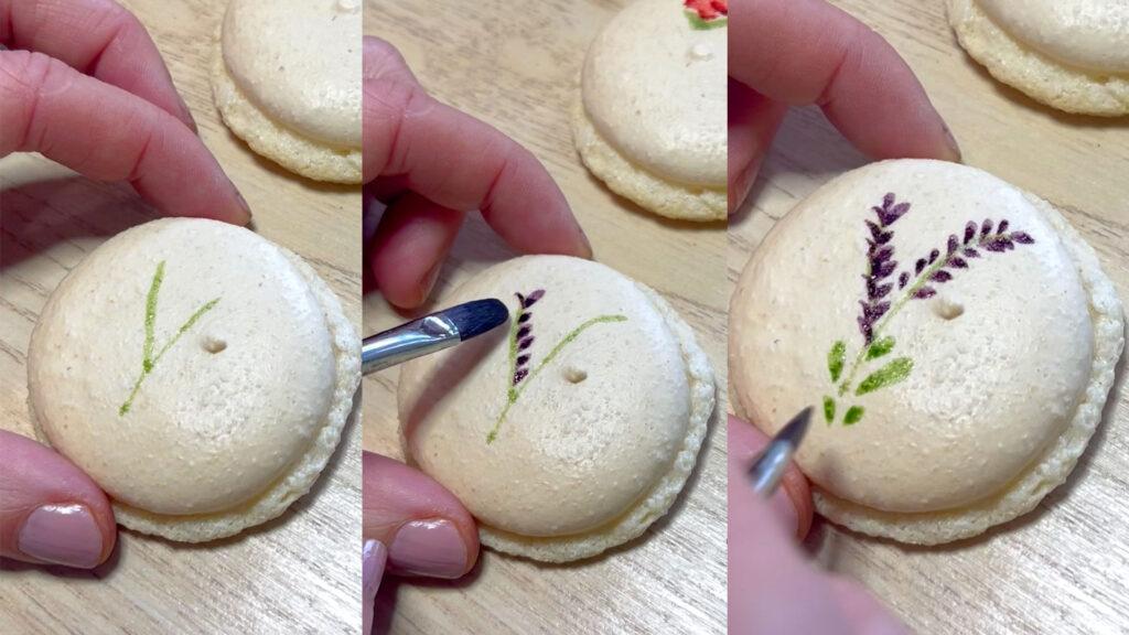 3 bilder som viser steg for steg hvordan man maler en lavendel-blomst på en makron med pensel og konditorfarge.