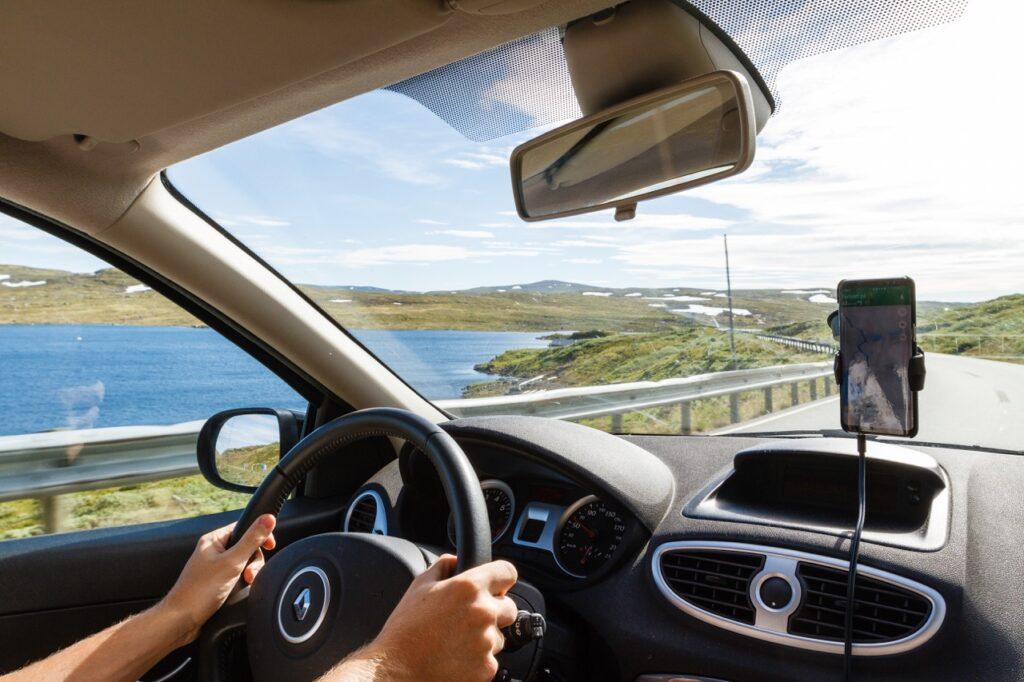 Bilferie: Bilde av person som kjører bil på fjellet i Norge.