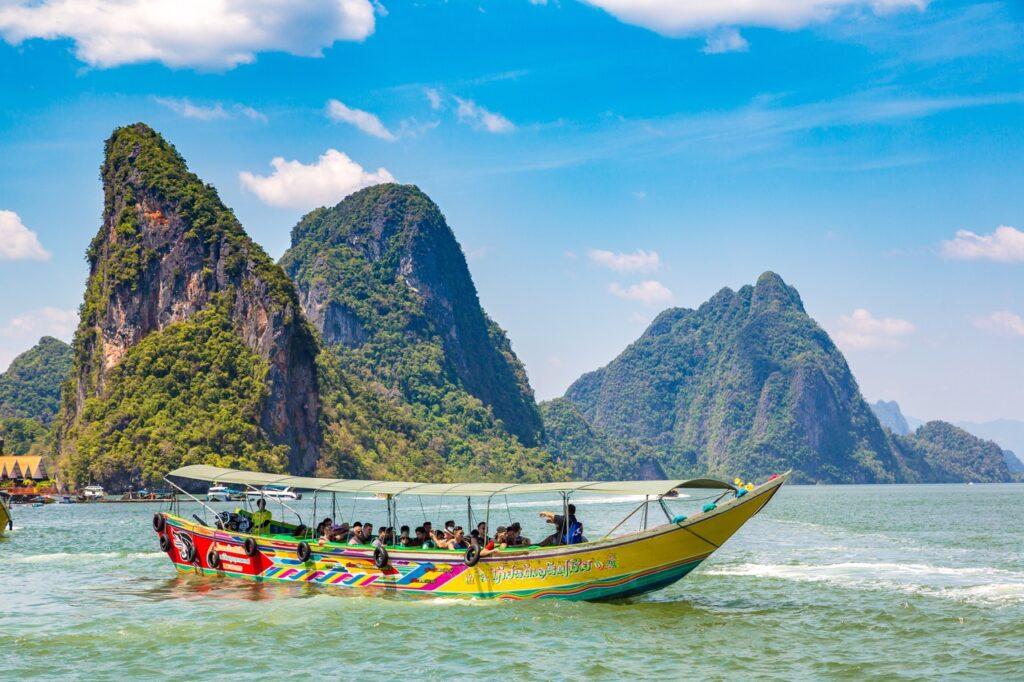 Billig pakkereise til Thailand: Turistbåt i Phang Nga nasjonalpark.