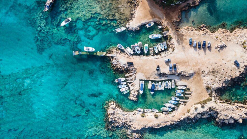 Billig restplass Kypros: Luftfoto av kyst i Kypros.