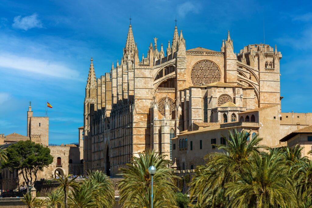 Bilde av den imponerende gotiske katedralen, også kjent som La Seu, som er et ikonisk landemerke i Palma de Mallorca. Her finner du restplasser til Mallorca.