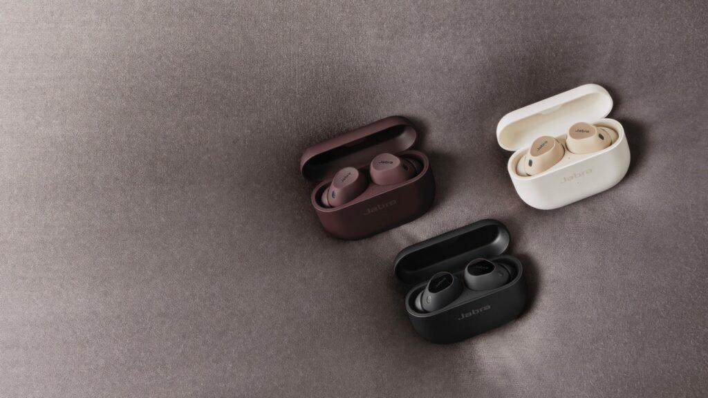 Tre etuier med Jabra Elite 10 i fargene beige, sort og lilla. De populære øreproppene har blitt kåret til årets julegave 2023 av elektronikkbransjen.