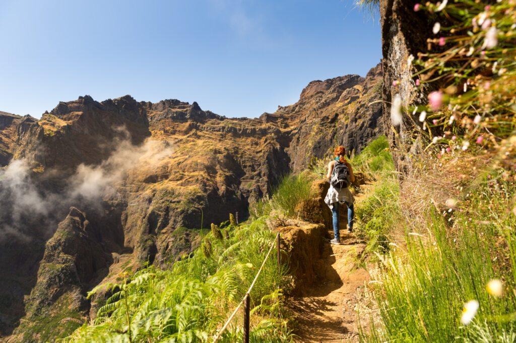 Billig restplass Madeira: Bilde av tursti i Madeiras fjeller. 