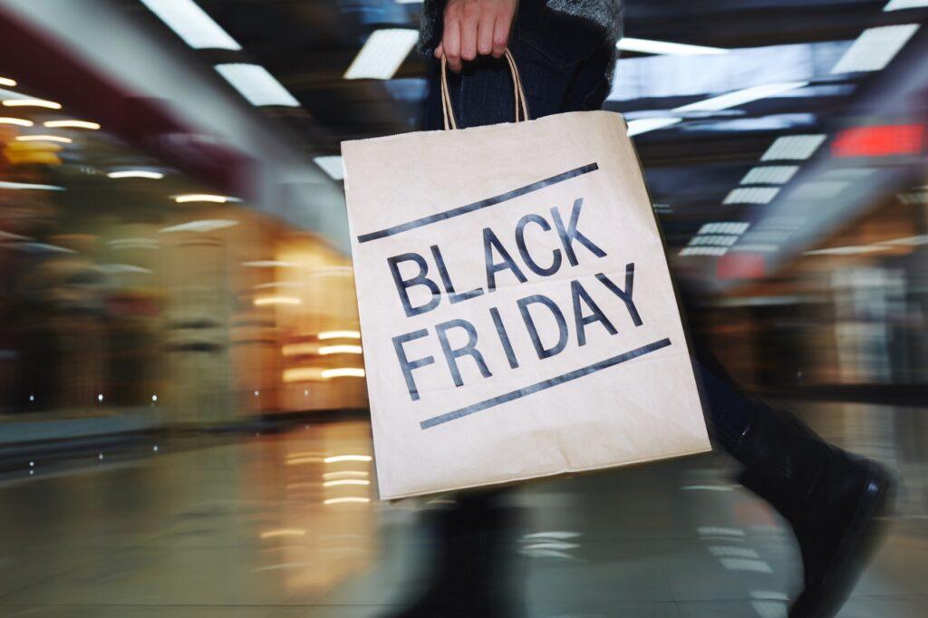 Person som holder en shopping pose av papir hvor det står Black Friday på. Ikke alle tilbud er like gode som de ofte fremstår under Black Week og Black Friday. Slik finner du ut om du gjør et godt kjøp og virkelig parer mye under den populære tilbudstiden.