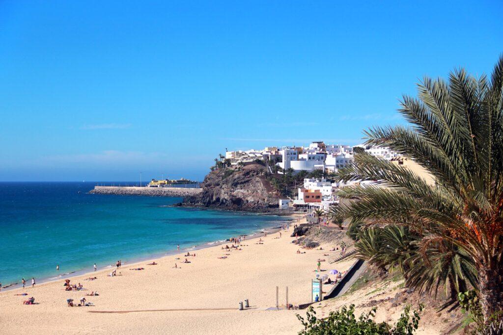 Pakkereise til Kanariøyene, Gran Canaria, Lanzarote, og Tenerife: Bilde av stranden på Morro Jable, Fuerteventura.