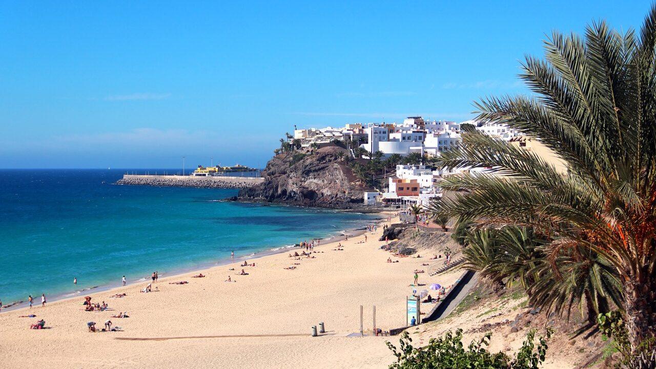 Pakkereise til Kanariøyene, Gran Canaria, Lanzarote, og Tenerife: Bilde av stranden på Morro Jable, Fuerteventura.