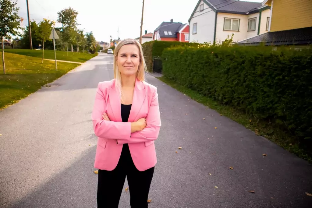 Bilde av Linda Ørstavik Öberg, energipolitisk rådgiver hos Huseierne ute i en gate. Smilende i en rosa blazer med svarte bukser. Öberg svarer på om et strømsparetips fra leser faktisk stemmer og sparer strøm. Hun forteller også hva som bruker mest strøm i huset i 2023.