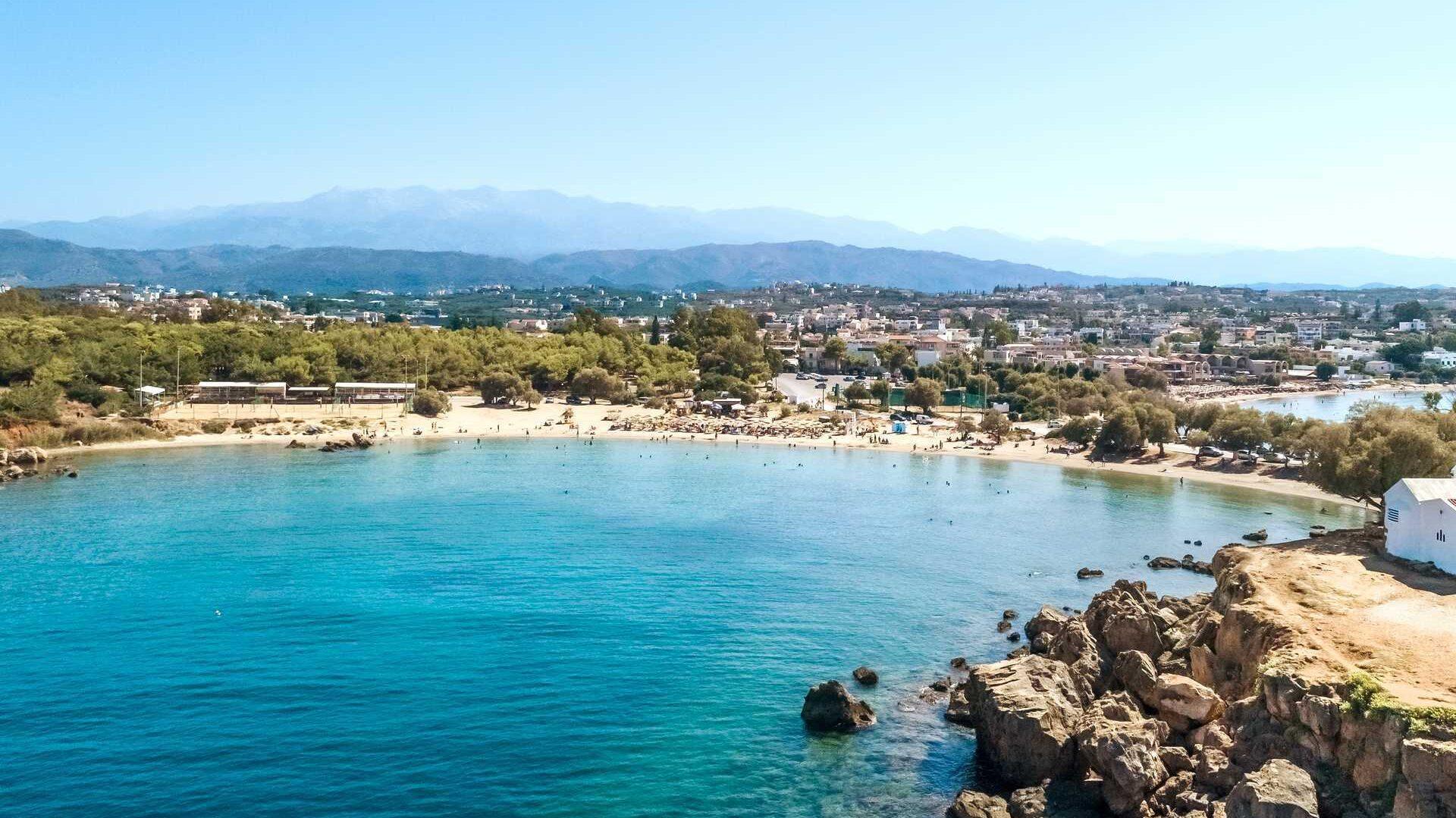 Bilde av den kjente stranden Agii Apostoli på ferieøya Kreta. Nå kan du sikre deg billig sommerferie til Hellas, Gran Canaria, Tyrkia og Spania.