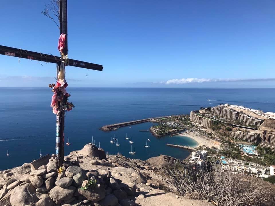 Bilde av Cruz de Patalavaca som viser en flott utsikt over Gran Canaria hvor du ser blått hav og hvite strender. Her kan du lese: Lillebror Sande Larsens guide til Gran Canaria