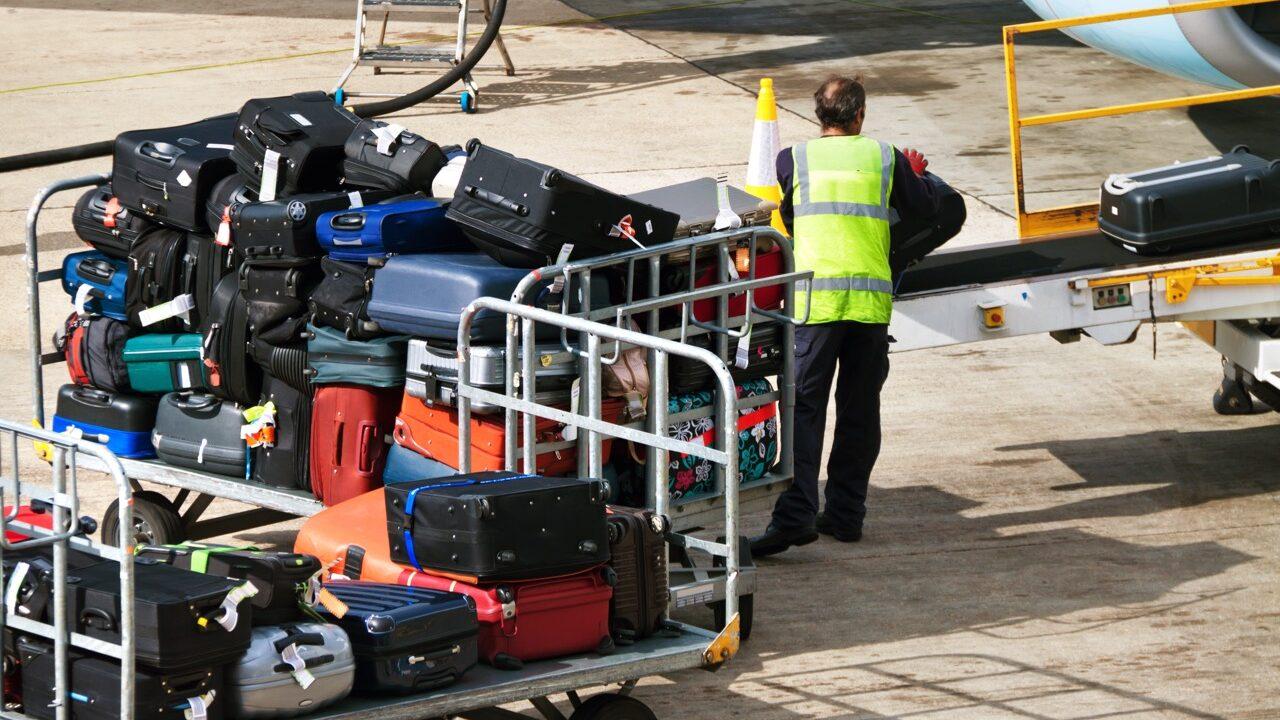 Bilde av en rekke bagasjer på en bagasjetralle fra et sas fly. Vi forklarer de nye bagasjereglene hos SAS, og bagasjereglene for Norwegian.