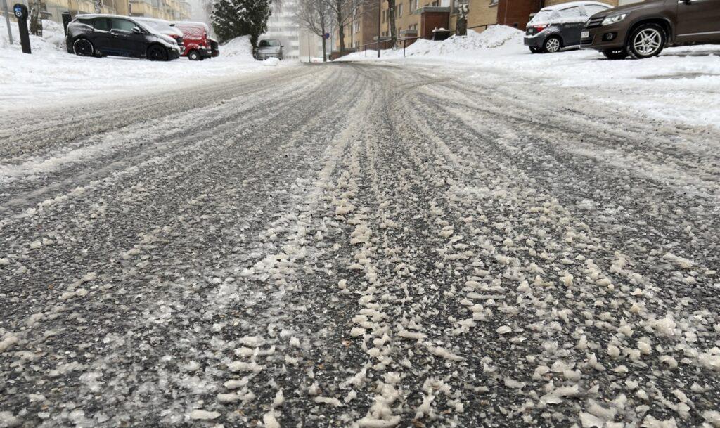 Bilde av en vei hvor det tydelig er saltet da snøen ligger som sørpe. Vi forklarer de negative sidene med veisalt, og gir deg fem tips til hvordan man forebygger rust på bilen.