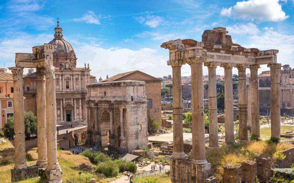 Bilde av Forum Romanum i Roma med gamle ruiner fra romertiden. Her finner du billige storbyferier i Europa til byer som London, Berlin, Barcelona, Paris og Roma.