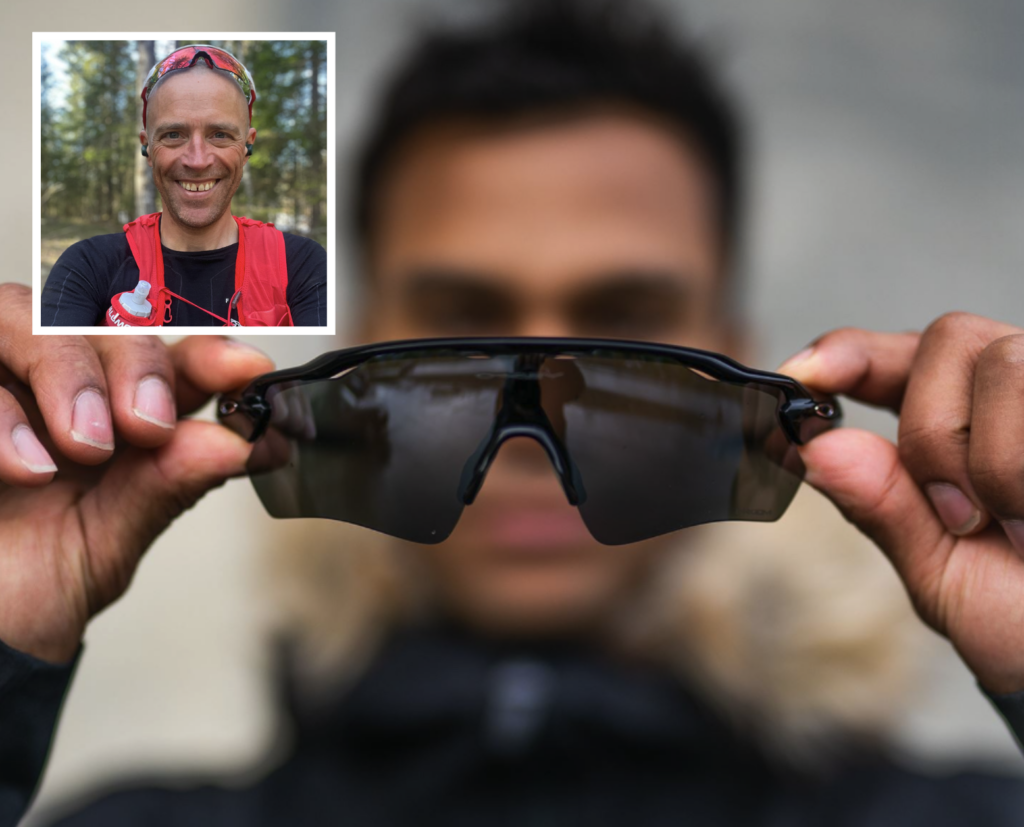 Bilde av en person som holde opp et par solbriller til trening fra Oakley. Vo har snakket med en løpeekspert fra løpetrening.no som forteller hvordan du velger riktige solbriller til treningen din, enten solbrillene er til dame, herre eller barn!