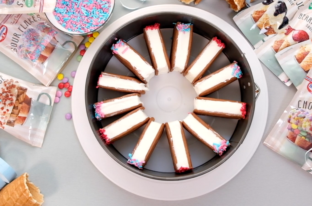 Springform med sandwich is satt opp i sirkel. Vi viser hvordan du lager en enkel iskremkake.