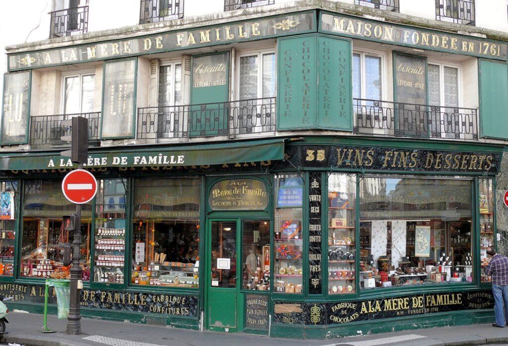 Bilde av en grønn bygning plassert på et gatehjørne i Paris. Bygningen er hjemmet til La Mère de la Famille som er en av de eldste konfektbutikkene i kjærlighetens by. Eiffeltårnet, Triumfbuen, Louvre, Champs-Élysées og Notre Dame er alle severdigheter de fleste av oss allerede assosierer med Paris. Byen som også kalles «kjærlighetens by» kan by på mye mer en de klassiske turistfellene (som absolutt burde oppleves!), og vi har derfor samlet ti skjulte skatter du finner i Paris.
