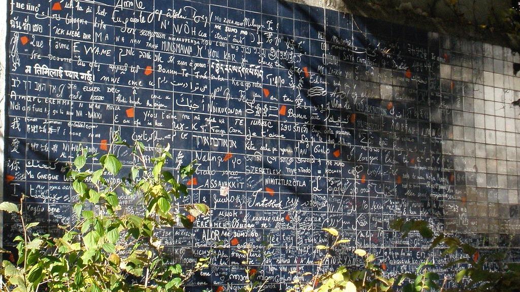 Bilde av Le Mur des Je t'aime i Paris som betyr kjærlighetsveggen. Dette er en sort vegg hvor «jeg elsker deg» er skrevet over 300 ganger på 250 forskjellige språk. Eiffeltårnet, Triumfbuen, Louvre, Champs-Élysées og Notre Dame er alle severdigheter de fleste av oss allerede assosierer med Paris. Byen som også kalles «kjærlighetens by» kan by på mye mer en de klassiske turistfellene (som absolutt burde oppleves!), og vi har derfor samlet ti skjulte skatter du finner i Paris.