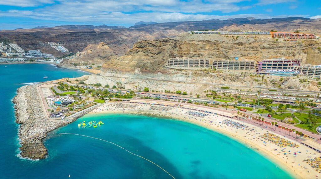 Utsiktsbilde over Amadores-stranden i Puerto Rico på Gran Canaria. Her kan du lese en artikkel av Hugo Ryvik som skriver for Canariajournalen, hva han mener er det beste med turistbyen Puerto Rico på Kanariøya.