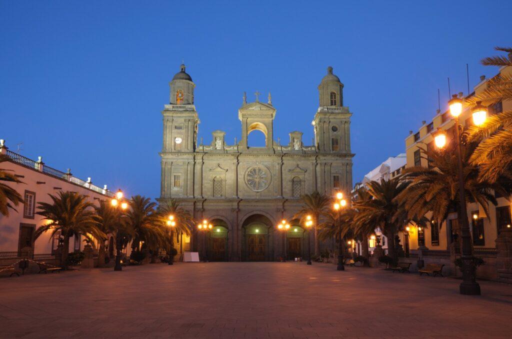 Bilde av Santa Ana-katedralen i Las Palmas på Gran Canaria. Det er mørkt ute og gatelysene er slått på. Her får du en guide til Kanariøya fra noen som har bodd der i mange år og som skriver for Canariajournalen.