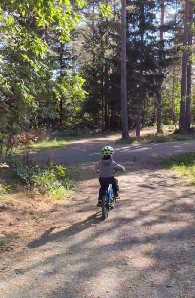 Bilde av barn på sykkel ute på e grusvei i natur. Barnet har på seg en grønn hjelm og sykler på en blå sykkel. Vi har smakket med eksperten som forteller hvordan du velger riktig størrelse til barnet ditt sin sykkel, og hvordan tabeller ikke alltid er riktige i forhold til alder og antall år på barnet. Han forteller også hvilke sykkelkomponenter du ikke må fire på om du ønsker en billigere sykkel.