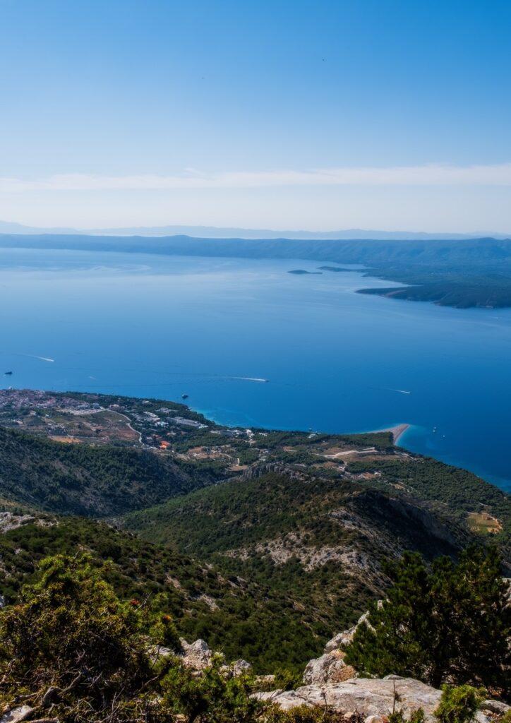 Utsikt fra det høyeste punktet på øya Brac i Kroatia kalt Vidova Gora. Her kan du se blått hav og andre naboøyer i Adriaterhavet, samt skimte den populære stranden Zlatni Rat. r utenfor Split i Kroatia, samt hjlper deg med å finne billige reiser til Brac, hvorav restplasser er populære.