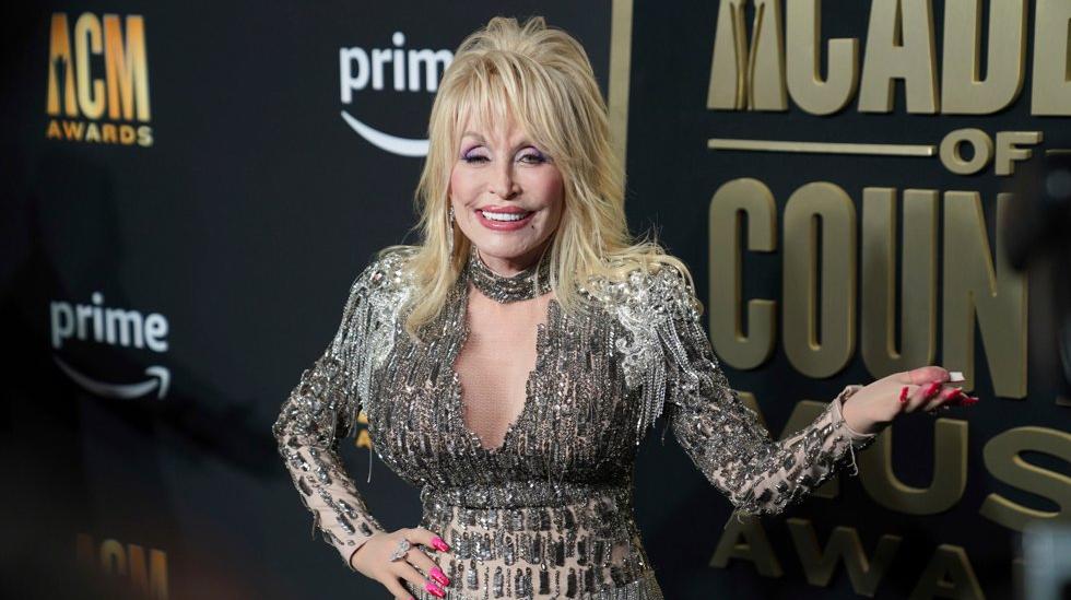 Dolly Parton dice di essere stata frustata e punita da suo nonno