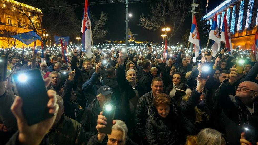 Manifestation massive à Belgrade – exigeant l’annulation des résultats des élections