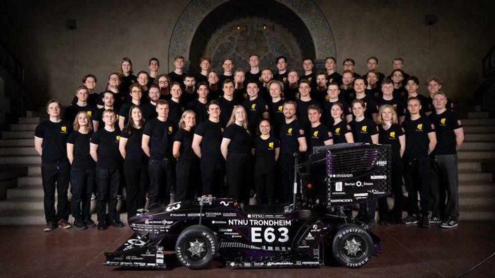 Although the Lyra is relatively small, about 70 students from NTNU were on this year's team.  Many of them dream of working in Formula 1. Photo: NTNU Revolve