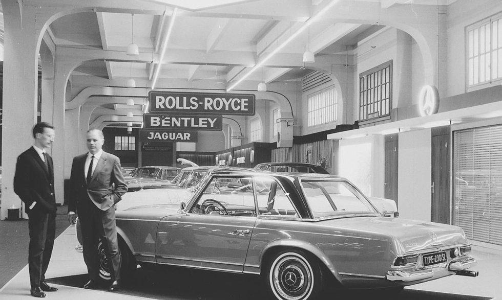 Ce printemps marque les 60 ans du lancement de la Mercedes-Benz 230 SL au Salon de l'automobile de Genève.  Ici avec l'expert en sécurité Béla Barényi et le styliste Paul Bracq avec le toit rigide spécial.  Photo: Mercedes-Benz
