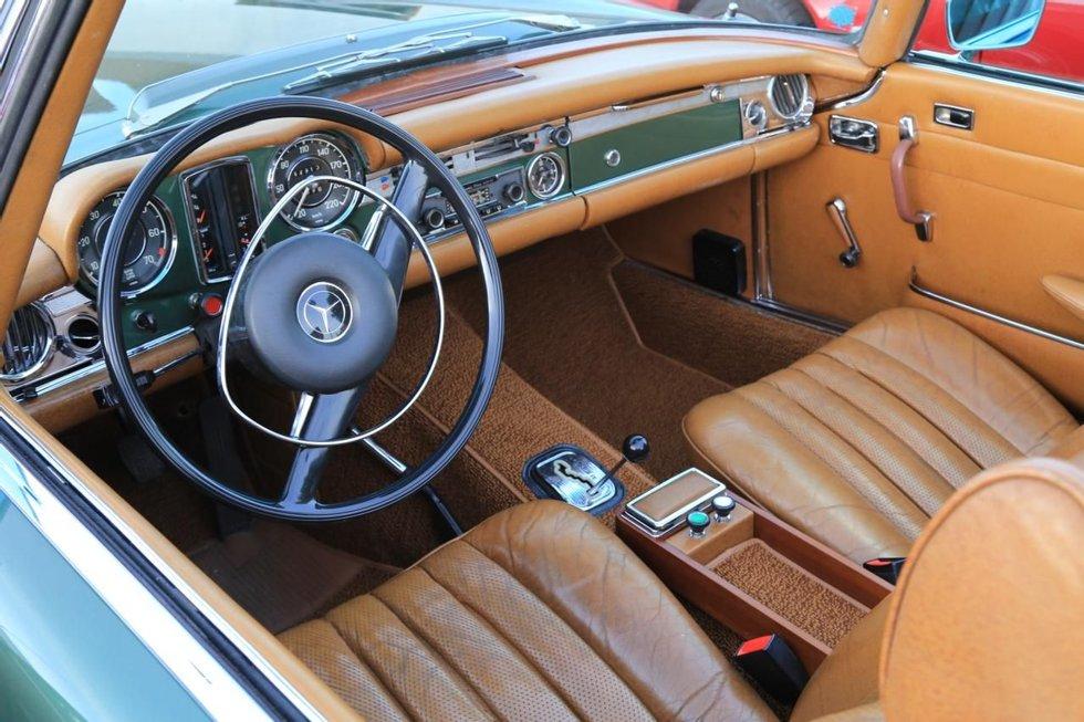 L'intérieur de la voiture est en cuir marron clair d'origine, ce qui donne à la voiture une âme et une authenticité qui se marie bien avec la peinture métallisée vert mousse Photo : Ivar Engerud / Finansavisen