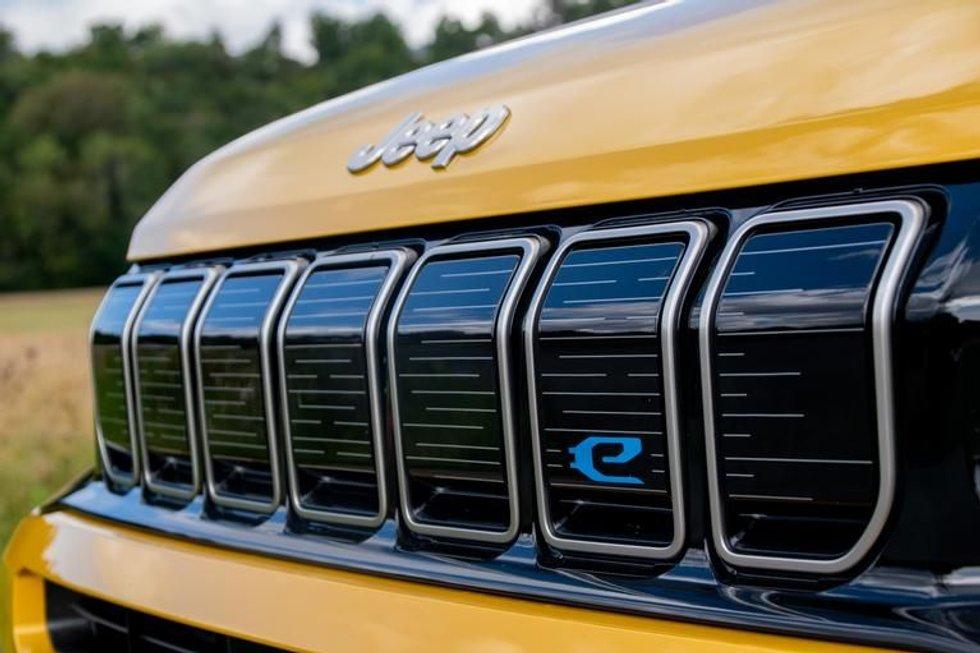 Le sette tacche sul davanti indicano una Jeep, mentre la E blu rivela che si tratta di un'auto elettrica.  Foto: Andreas Schell/FinanceAffairs