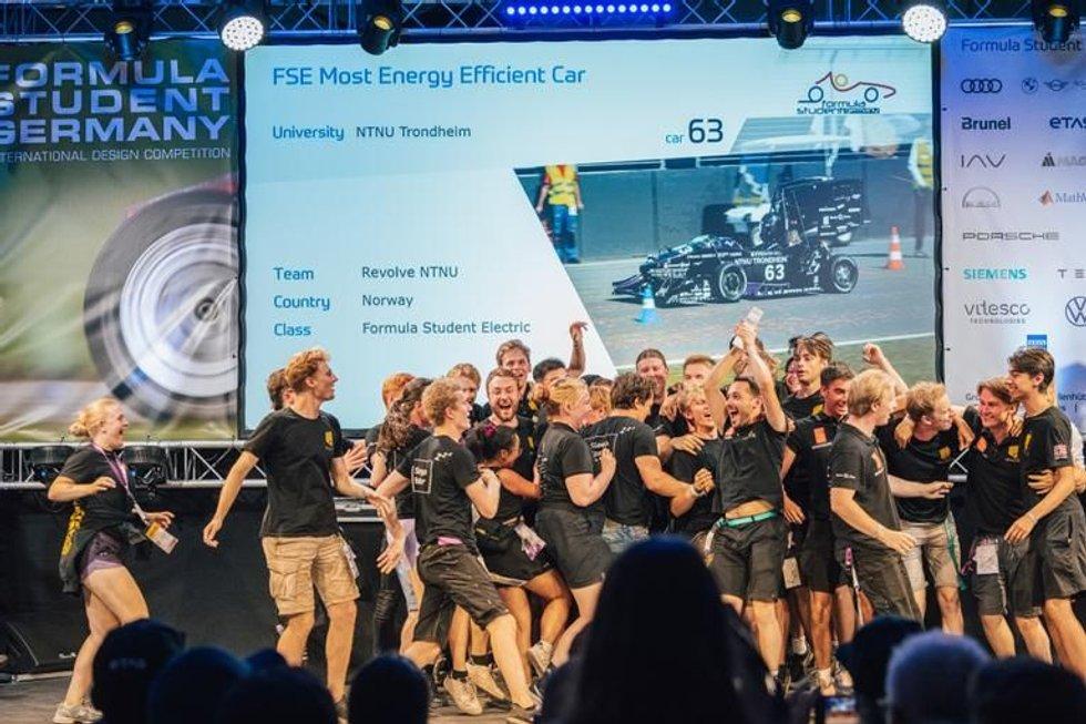 Very happy: Participants from the Norwegian University of Science and Technology in Trondheim were happy when the Norwegian Lyra was chosen as the best energy-efficient car this summer.  Photo: NTNU Spin